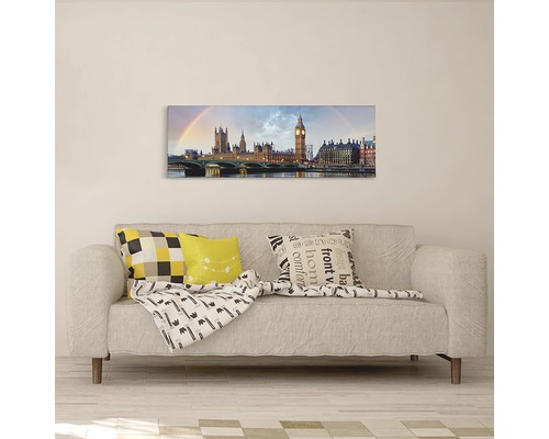 Sufragerie cu canapea și pictură murală cu Londra cu Big Ben sub un curcubeu.