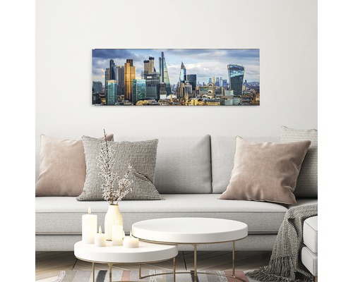 Living cu un decor de perete care prezintă orizontul Londrei