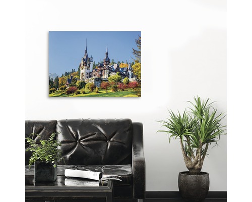 Pictură murală a unui castel în camera de zi