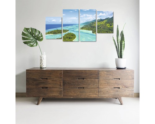Imagine decorativă de perete, formată din patru părți, cu o vedere a insulelor deasupra unei comode din lemn.