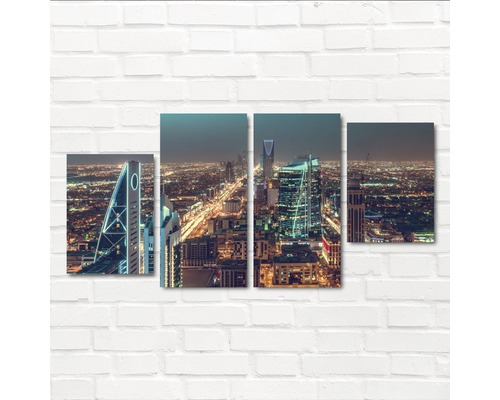 Imagine de perete în patru părți cu orizontul unui oraș noaptea.