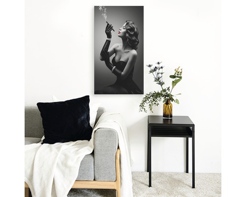 Living cu canapea, măsuță laterală și o imagine înrămată alb-negru a unei femei cu o țigară.