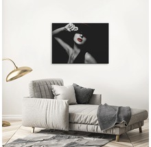 Pânză decorativă cu o femeie cu pălărie roșie și buze roșii deasupra unei canapele gri