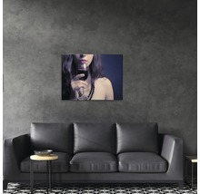Imagine de perete decorativă cu femeie și pahar de vin deasupra unei canapele