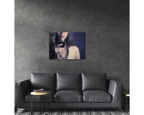 Imagine de perete decorativă cu femeie și pahar de vin deasupra unei canapele