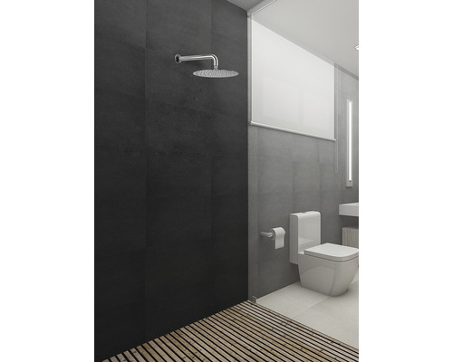 Baie modernă cu duș, toaletă și grătar din lemn