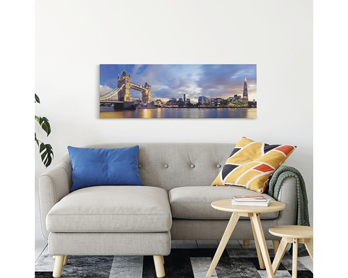 Living cu canapea și decor de perete cu orizontul Londrei cu Tower Bridge