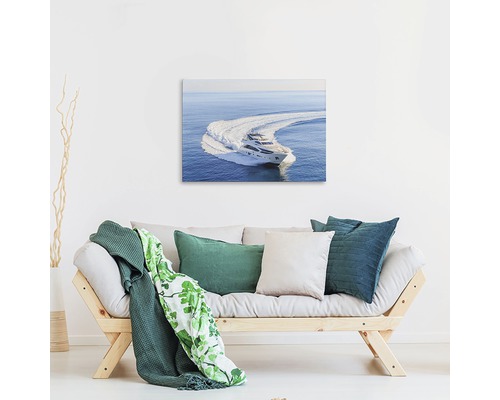 Tablou canvas cu o barcă rapidă pe mare deasupra unei canapele