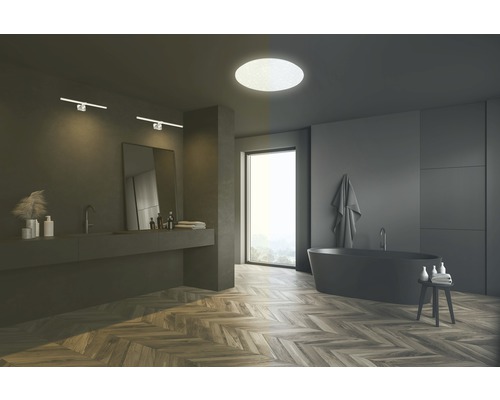 Baie modernă cu cadă, lavoar, oglindă, aplice și plafonieră