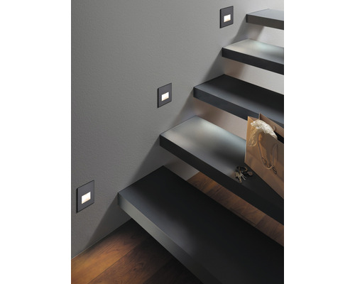 Perete cu iluminat de scară încorporat lângă o scară