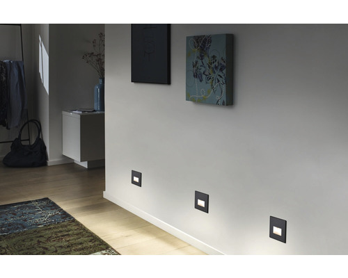 Hol cu aplice de perete, tablouri și covor pentru iluminat ambiental