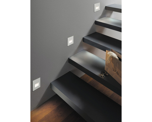 Scară cu lămpi de perete integrate pentru iluminatul scărilor