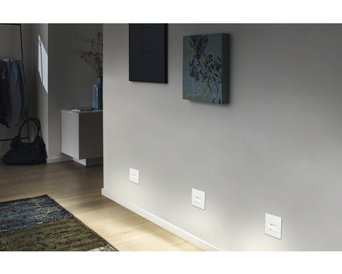 Scena unui hol cu lămpi de perete încastrate pentru iluminatul pardoselii