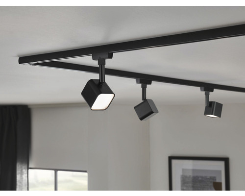 Sistem de șine negru cu trei spoturi LED pe tavan