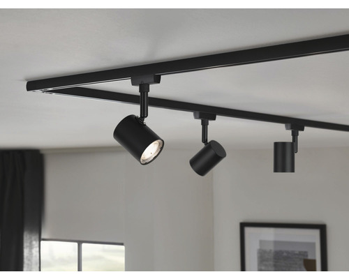 Sistem de șine negre cu trei spoturi pe tavan