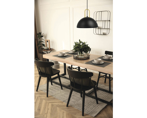 Sală de mese cu masă, scaune și lampă suspendată în stil modern