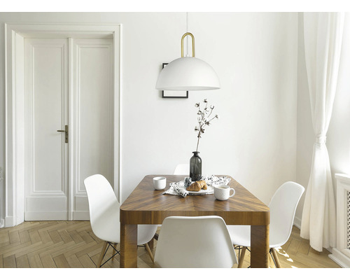 Sufragerie cu masă din lemn, scaune albe și lampă suspendată