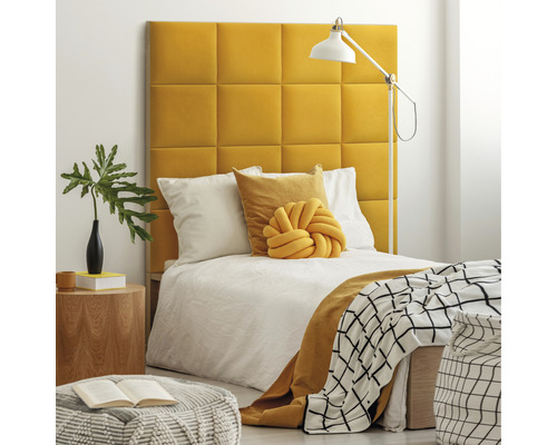 Panou decorativ tapițat Mat Velvet galben 30x30 cm Dormitor cu tăblie tapițată, pat, noptieră și lampă de citit