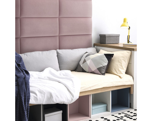 Panou decorativ tapițat Mat Velvet roz 30x60 cm Cameră modernă cu tăblie tapițată, pat cu rafturi, perne și lampă de birou
