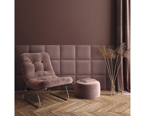 Living cu fotoliu, taburet, panouri de perete și decorațiuni pe podea de lemn