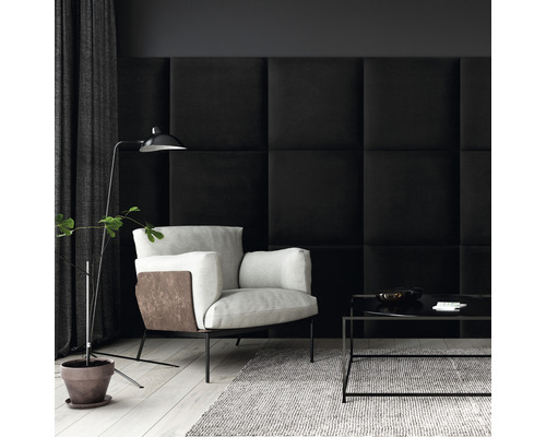 Living cu fotoliu, măsuță de cafea și panouri de perete