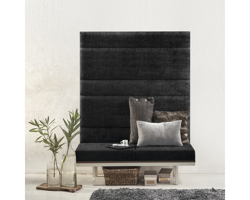 Panou decorativ tapițat Kingston gri închis 30x90 cm Panou decorativ de perete cu bancă, perne, plante și accesorii într-o cameră.