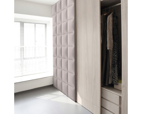 Panou decorativ tapițat Fancy crem-taupe 30x30 cm Interiorul unei camere luminoase cu panou acustic și dulap deschis.