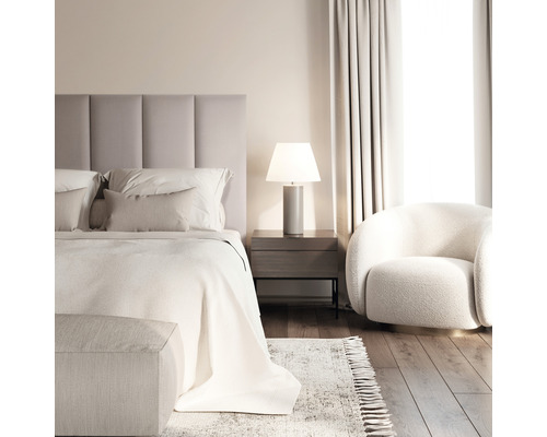 Panou decorativ tapițat Fancy crem-taupe 30x90 cm Dormitor cu pat, noptieră, lampă, fotoliu, perdele și covor