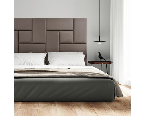 Dormitor cu tăblie tapițată, noptieră și lampă