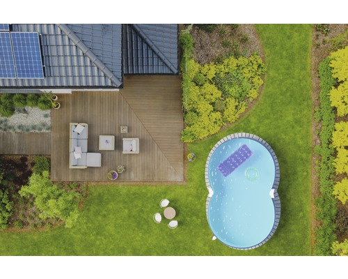 Vedere de sus a unei case cu terasă, mobilier de grădină și piscină