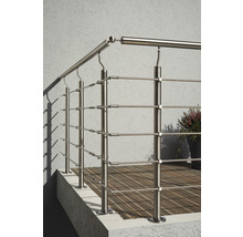 Balustradă din oțel inoxidabil pe o terasă cu podea din lemn