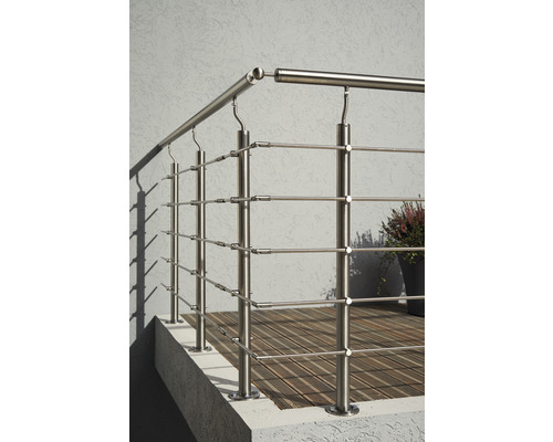 Balustradă din oțel inoxidabil pe o terasă cu podea din lemn