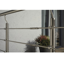 Prim-plan al unei balustrade din oțel inoxidabil cu stâlpi și bare orizontale