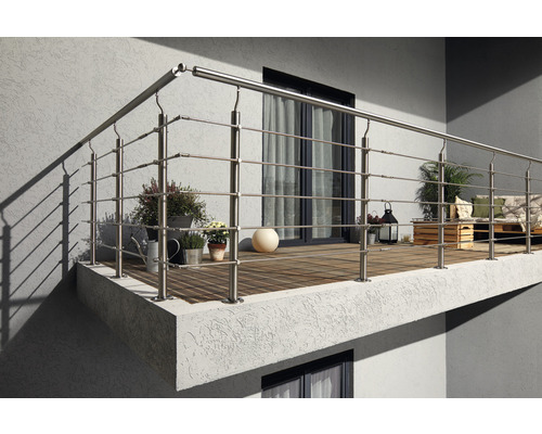 Balcon cu balustradă din oțel inoxidabil și podea din lemn