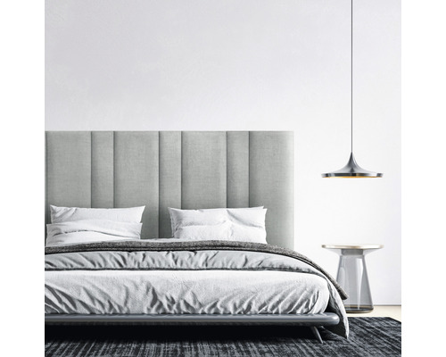 Panou decorativ tapițat Kingston gri deschis 30x90 cm Dormitor cu pat, noptieră și lampă suspendată