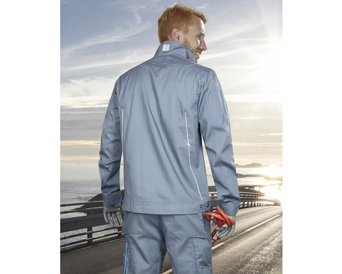 Bărbat în îmbrăcăminte de lucru formată din jachetă și pantaloni