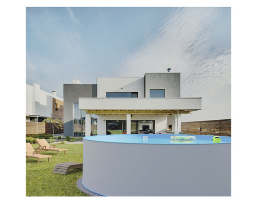 Grădină cu piscină și șezlonguri în fața unei case de locuit