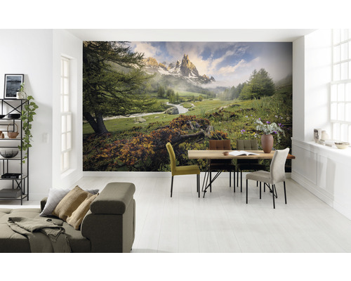 Cameră de zi cu fototapet peisaj montan, grup de masă și canapea
