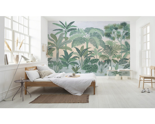 Dormitor luminos cu fototapet botanic, pat și măsuță laterală