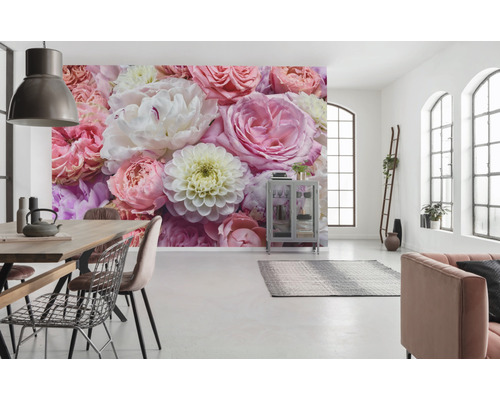 Cameră luminoasă cu fototapet cu motiv de trandafiri și bujori, masă de sufragerie și locuri de ședere