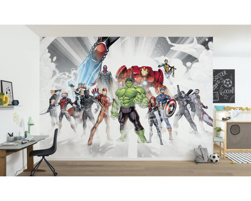 Decor de perete cu personaje de benzi desenate Avengers în camera copilului.