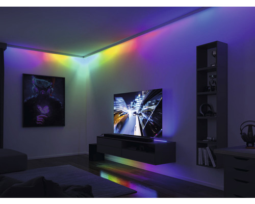 Living cu iluminare LED colorată pe tavan, televizor cu ecran plat și raft