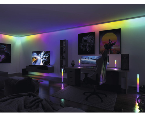 Cameră de zi modernă cu benzi luminoase LED pe tavan și lămpi de podea pentru iluminat de accent