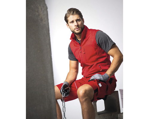 Bărbat în haine de lucru cu vestă și pantaloni scurți