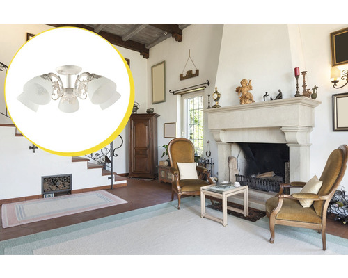 Living cu șemineu și plafonieră cu mai multe lămpi