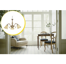 Cameră de zi cu fotoliu, tablă de șah și lustră