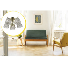 Lumină de plafon cu pandantive de cristal într-un living luminos.