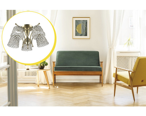 Lumină de plafon cu pandantive de cristal într-un living luminos.