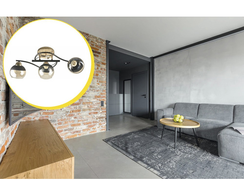 Lumină de tavan cu trei lămpi într-un living