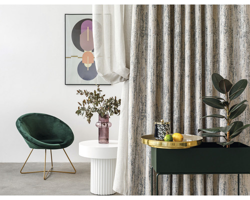 Cameră de zi cu fotoliu, masă, plantă de interior și perdea